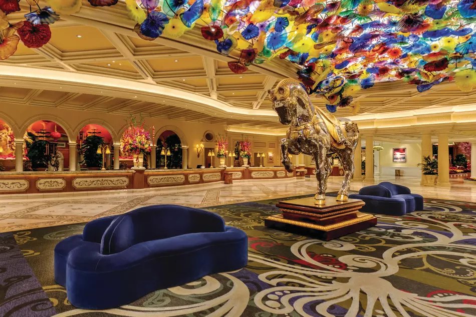 Lobby com o teto de vidro colorido e a escultura de cavalo