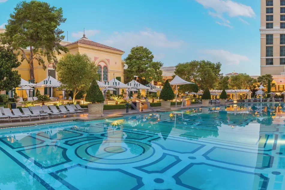 Piscina com jardins ao entardecer