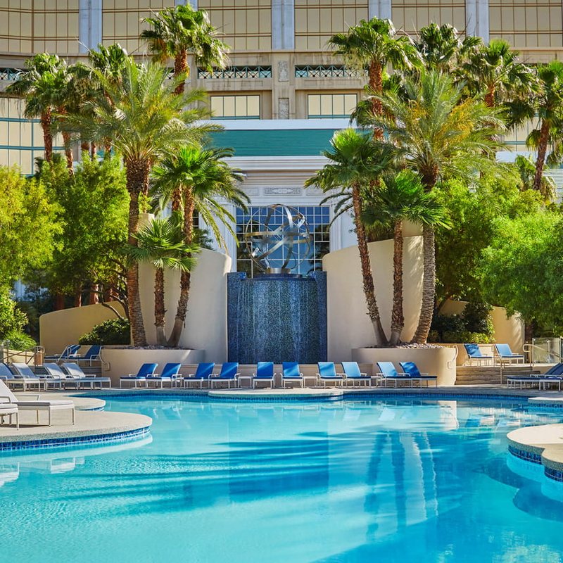 Piscina do Four Seasons Hotel Las Vegas cercada por palmeiras