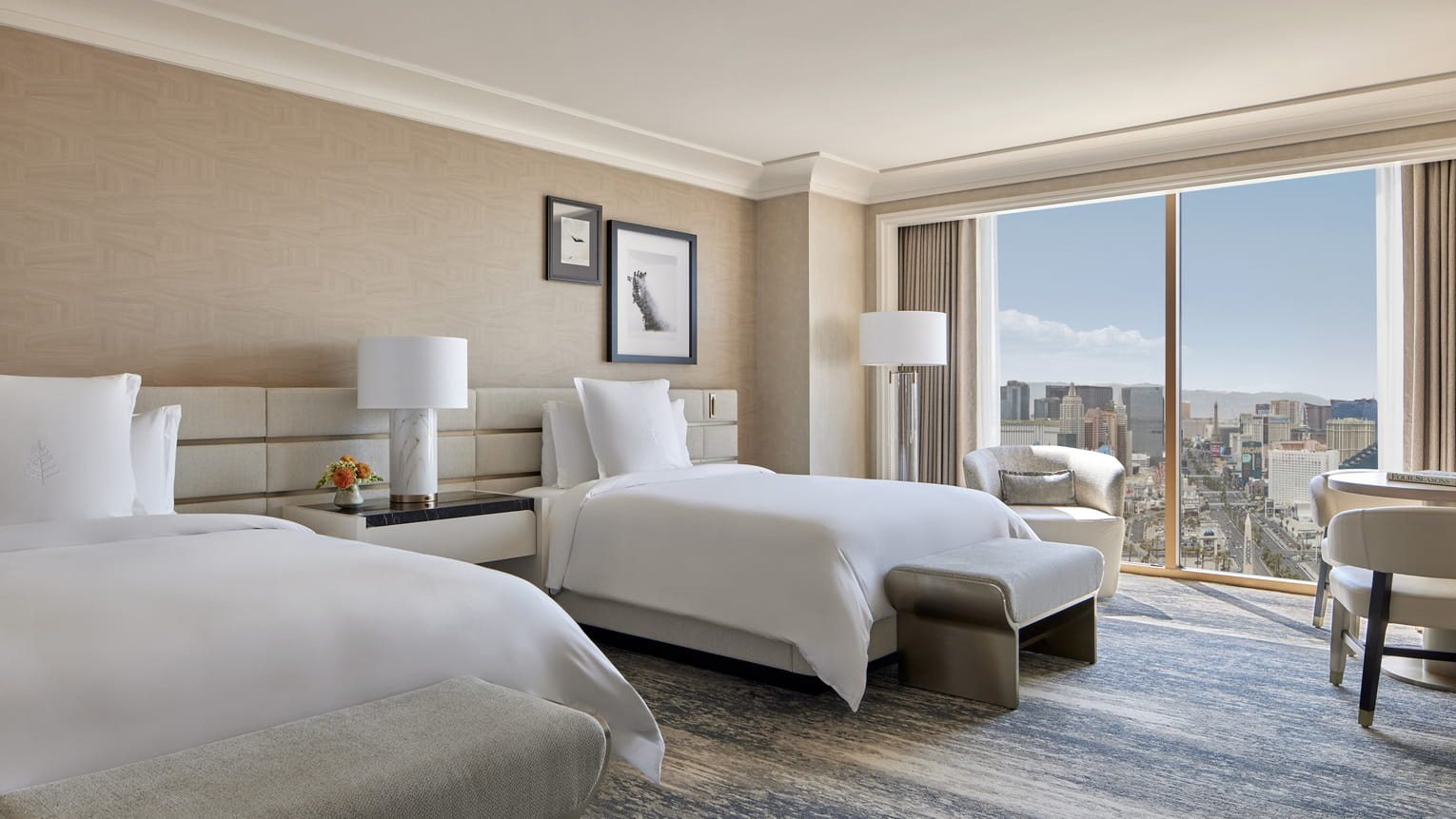 Quarto com duas camas e janela panorâmica para a Strip