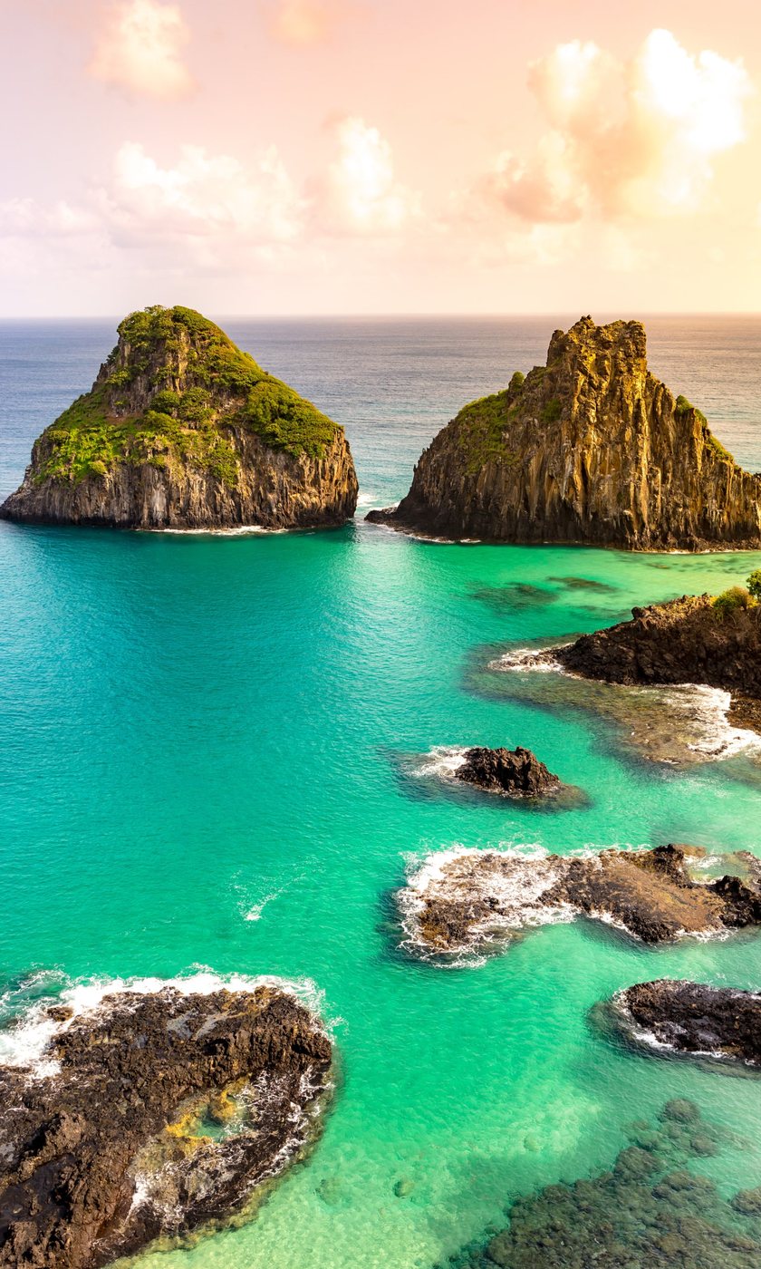 Morro Dois Irmãos e o mar de Fernando de Noronha