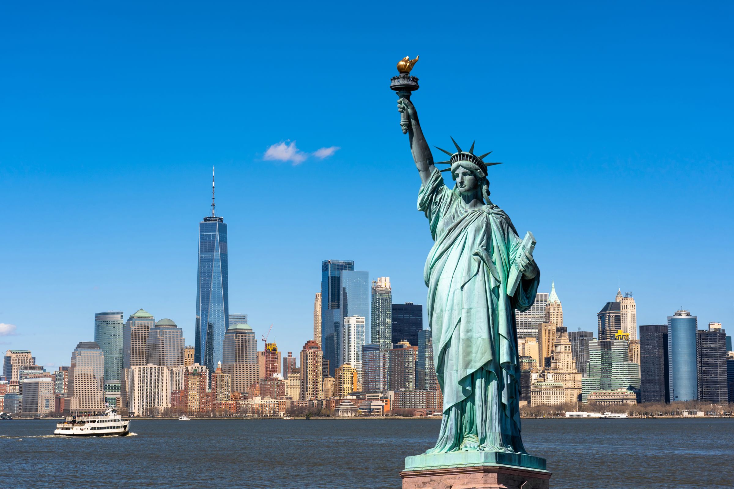 Estátua da Liberdade com o skyline de Manhattan ao fundo