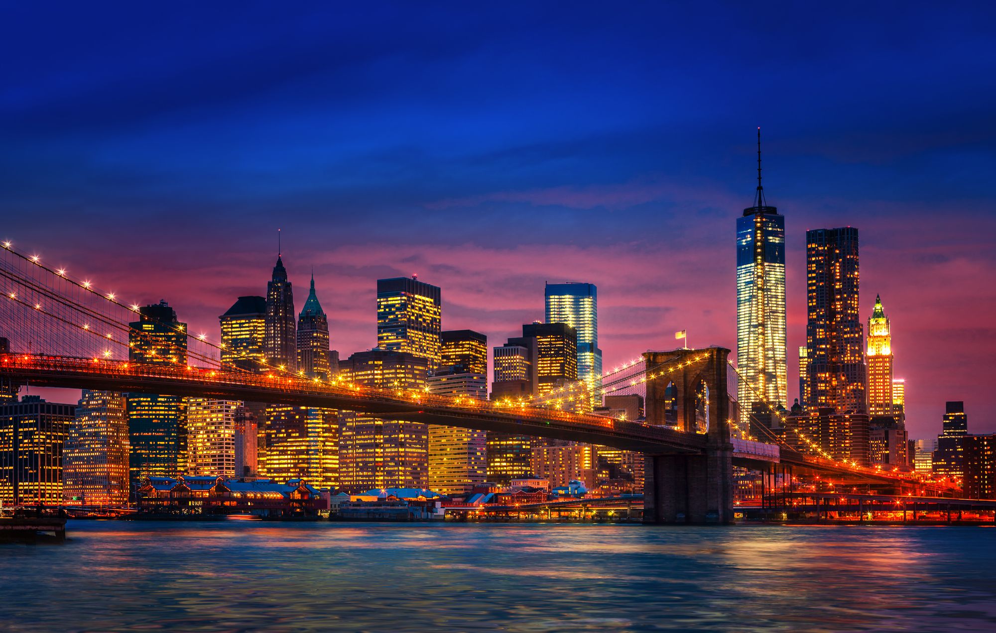 Ponte do Brooklyn e o sul de Manhattan à noite