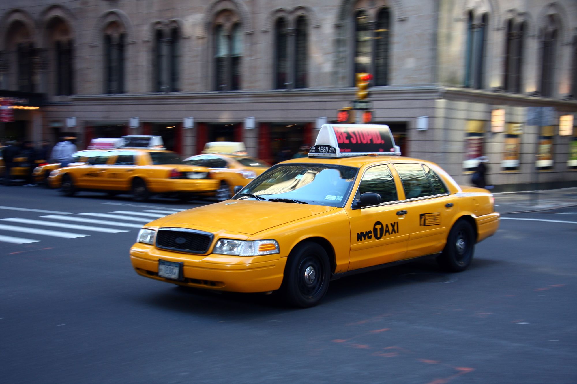 Táxi amarelo em uma rua de Nova York